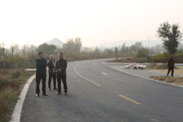 董事長(zhǎng)張長(zhǎng)河視察馬義公路至成峰公路連接線工程、峰峰礦區(qū)億達(dá)路東延工程工地